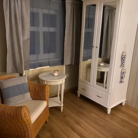 Unter Dem Reetdach Вустров